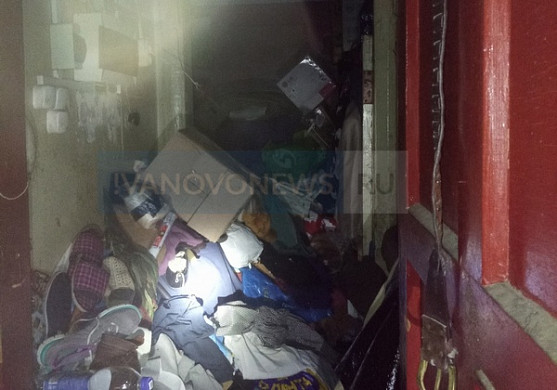 В Иванове жители дома на улице Громобоя боятся сгореть из-за забитой хламом квартиры